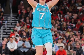 mk棋牌 -巴特勒强行冲击内线成功